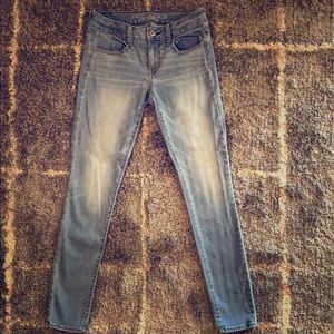Light wash American eagle skinny jeans. Sz 4